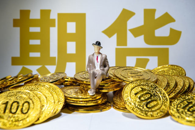 在期货交易中，如何评估市场的心理因素和波动性？